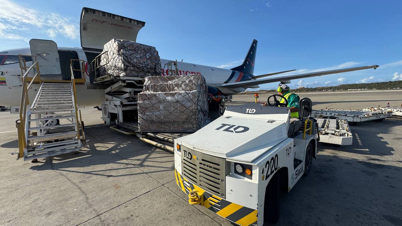 (Caracas, 06 de enero de 2025).- Este martes, arribó al país un cargamento con insumos para tratar a los pacientes que sufren de enfermedades renales y así fortalecer el Sistema Público Nacional de Salud, después del bombardeo perpetrado por el gobierno de Estados Unidos el pasado 3 de enero.